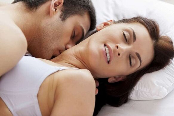 Homem e mulher animados na cama