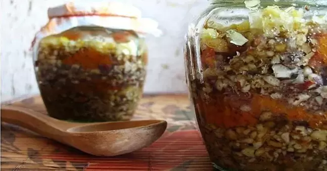 mistura de nozes com mel para potência