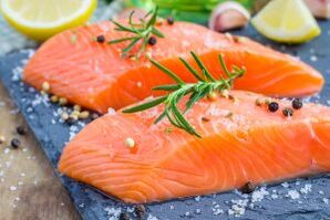 Filé de salmão na dieta de um homem com diminuição da libido