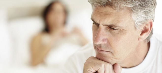 O homem pensou nos motivos da diminuição da potência