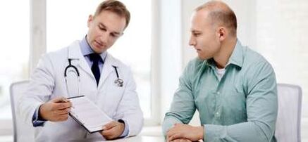Um urologista trata corrimento patológico em um homem
