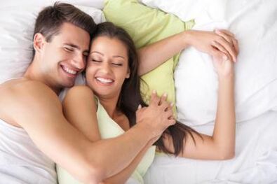 Cara e garota feliz na cama